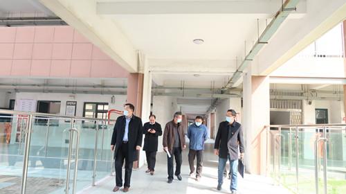 教体局党委委员 纪检组长邢军一行到固镇县毛钽厂实验中学开展疫情防控和复学准备督导工作