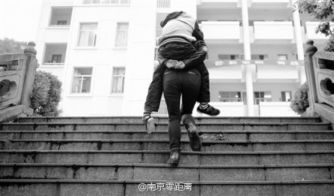 从幼儿园到高中 母亲13年背瘫痪儿子上学