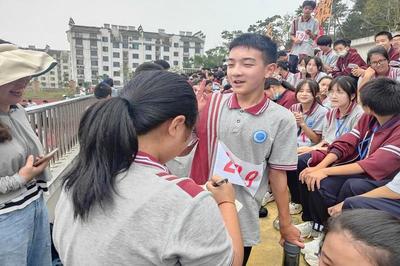 校运会小记者团"驾到" --记磐安县第四中学新闻实践作业